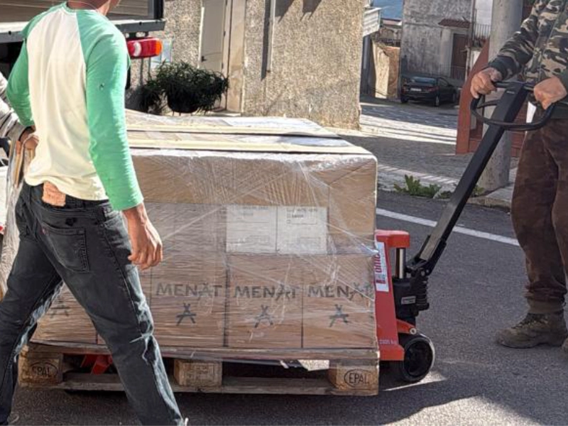 operai-che-fanno-carico-e-scarico